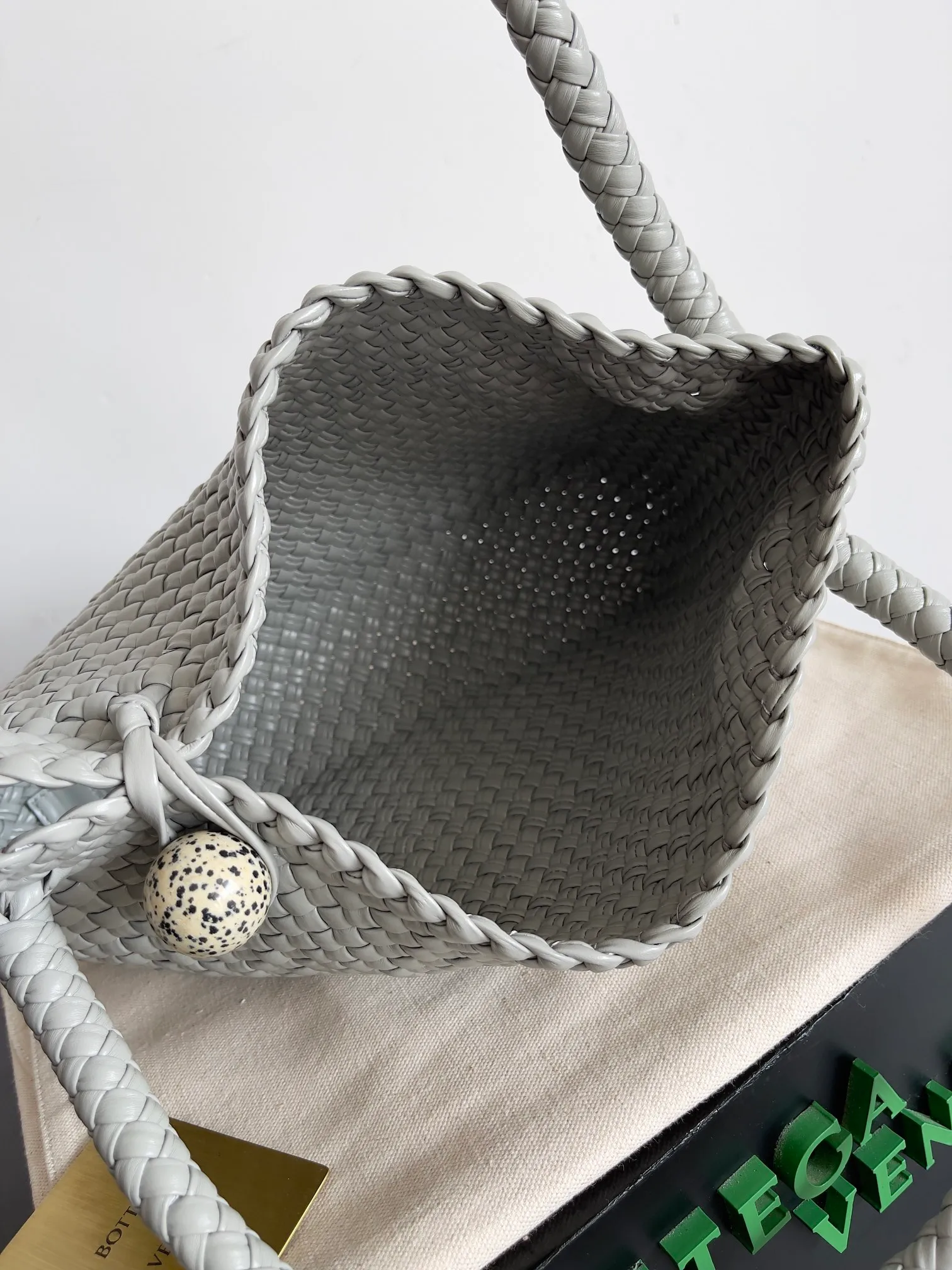 Batch 5960 BV collectible small woven handbags are really YYDS!! Bottega Veneta’s most classic small woven handbags are back! ! Dalmatian stone is more noble. We use the highest quality leather with the highest craftsmanship to create the most precious works. We have created the original Intrecciato leather weaving process. This unique traditional exclusive leather weaving method has not only become our logo, but also reflects the time-consuming and labor-intensive craftsmanship of our products. ❤️ The new TOSCA handbag It must be a selection worth collecting🆕⚠️⚠️Baby, gold balls, malachite, pearls, spotted stones can be sold individually and can be assembled by yourself. Style number: 716974 Size: 27*9*18cm